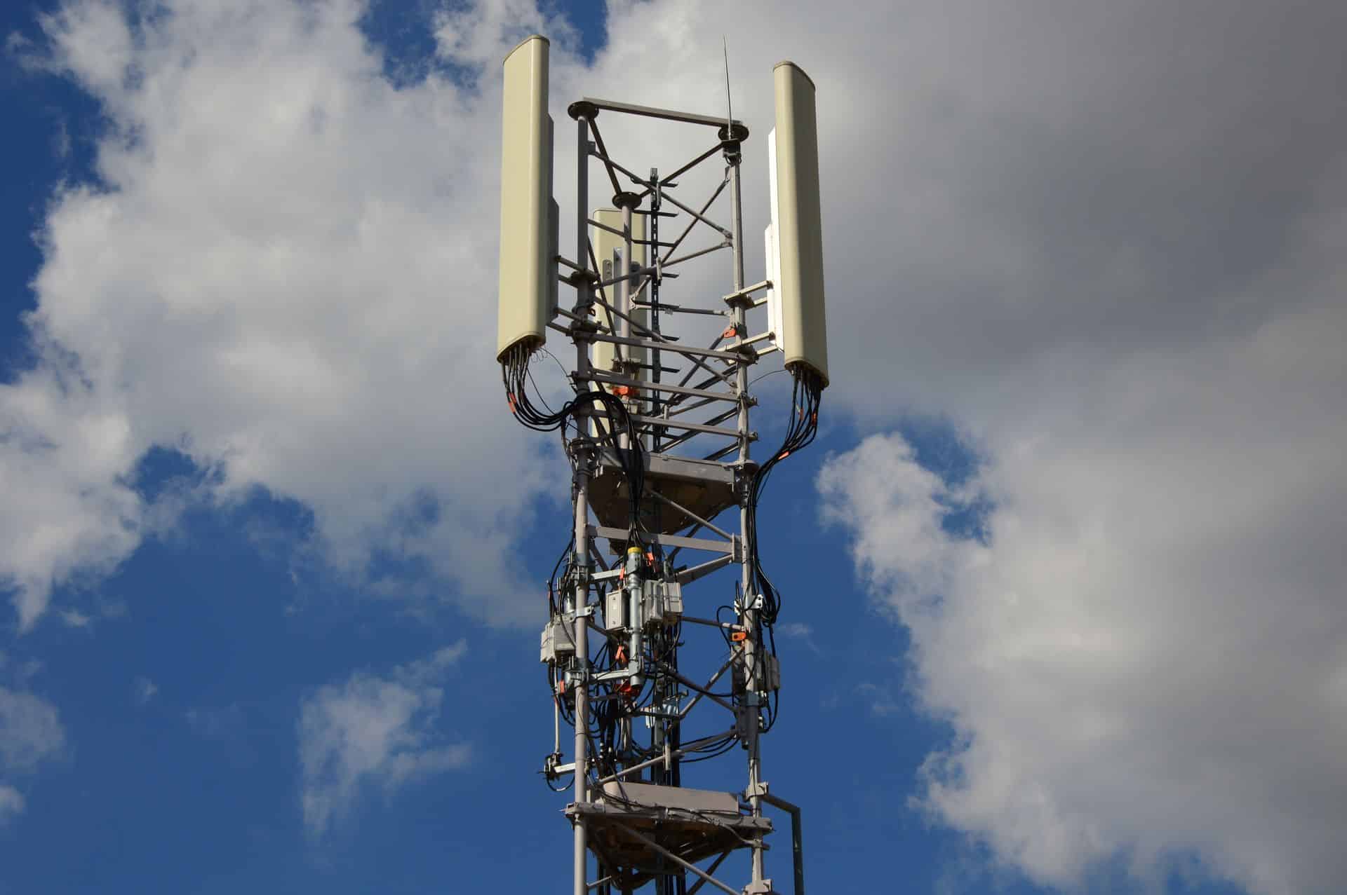 Antenne télécom sur poteau offrant connectivité fibre professionnelle aux TPE et PME