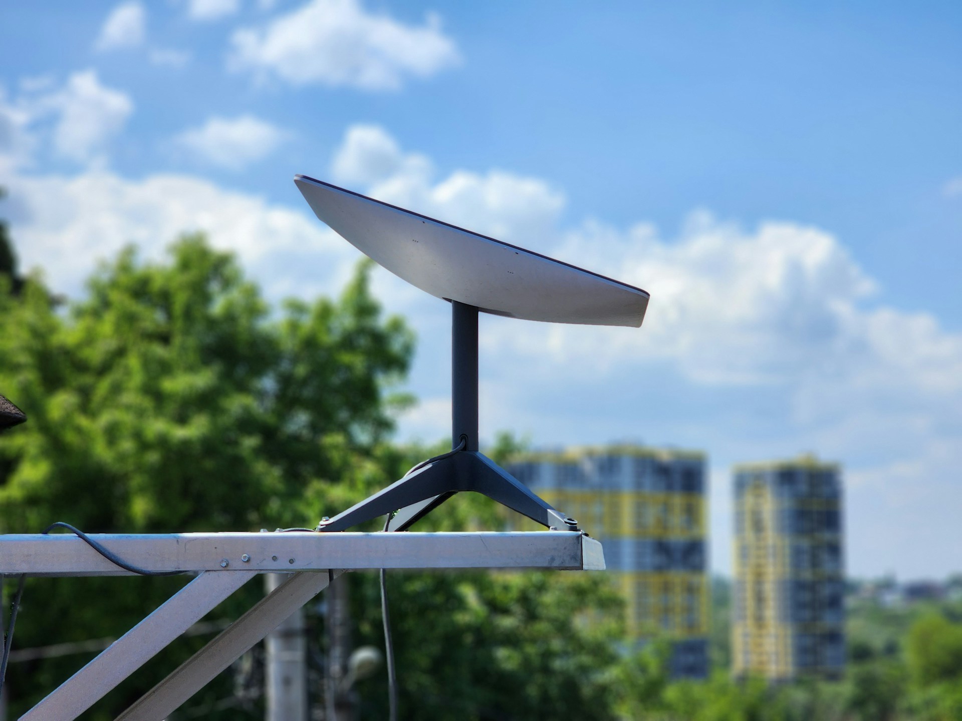 Solution internet entreprise fiable grâce à une antenne satellite pour TPE et PME