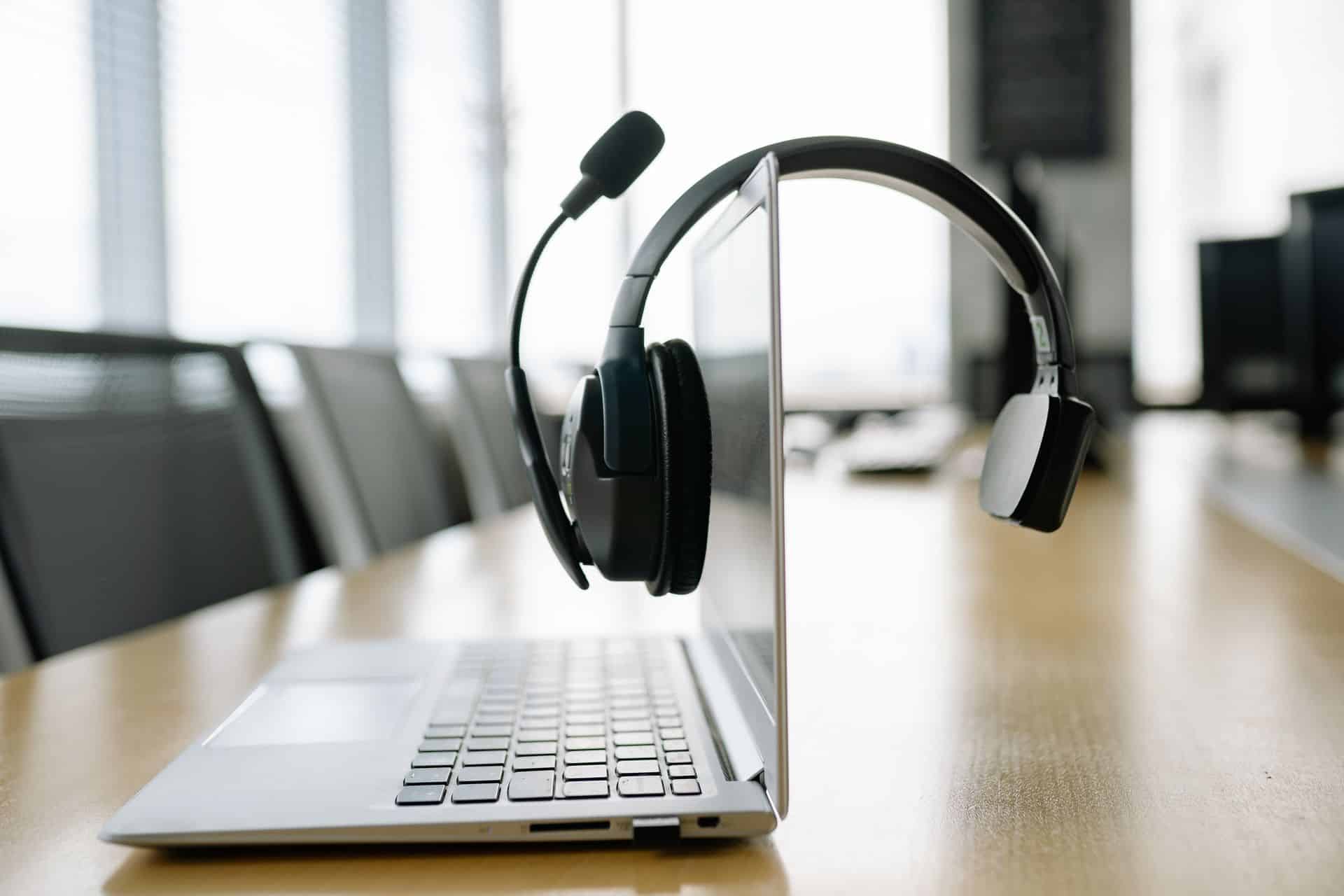 Casque avec micro sur ordinateur portable, offrant téléphonie digitale et support aux TPE et PME