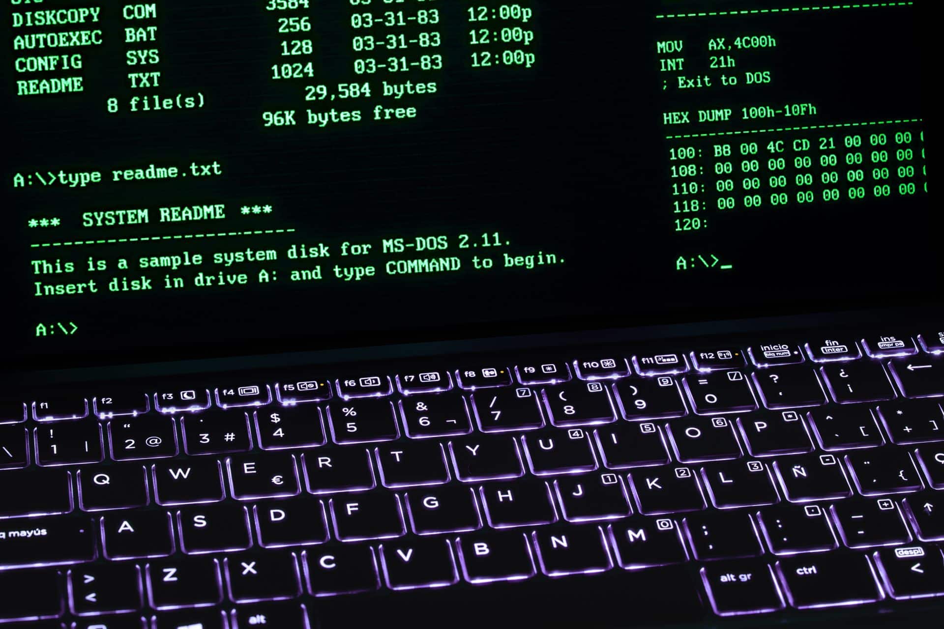 Support cybersecurité pour TPE et PME, affiché sur un écran d'ordinateur avec invite de commande DOS