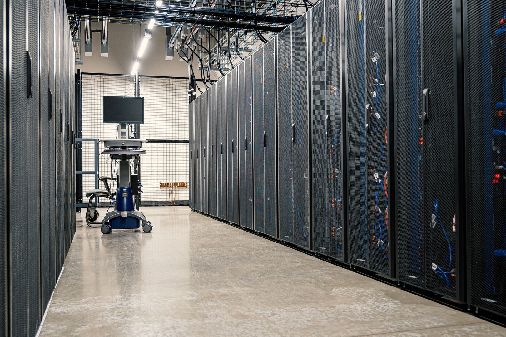 Solutions fibre et connectivité réseau pour TPE et PME, avec câbles rouges visibles dans le treillis