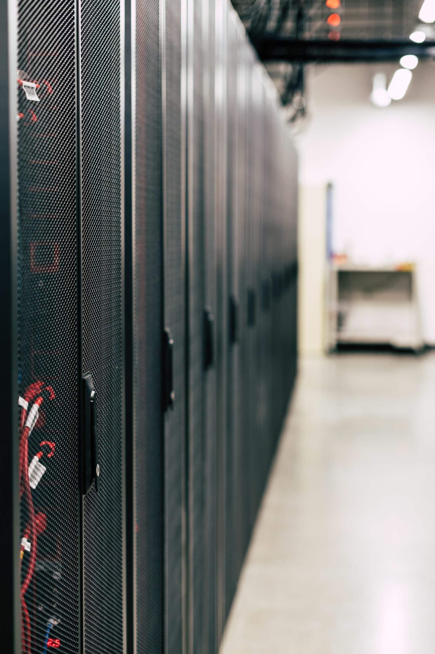 Baies de serveurs dans un datacenter
