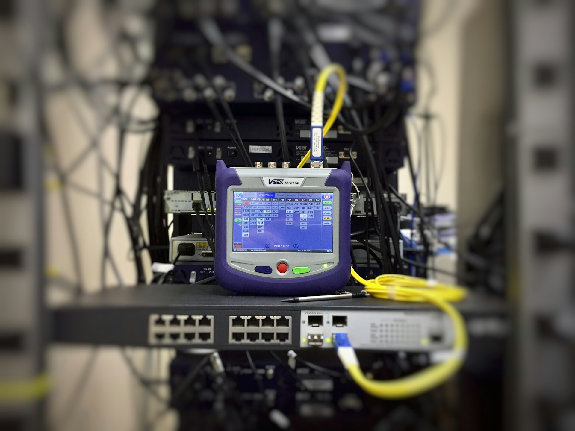 Appareil de test réseau connecté à des équipements, offrant connectivité fibre professionnelle et support informatique aux PME