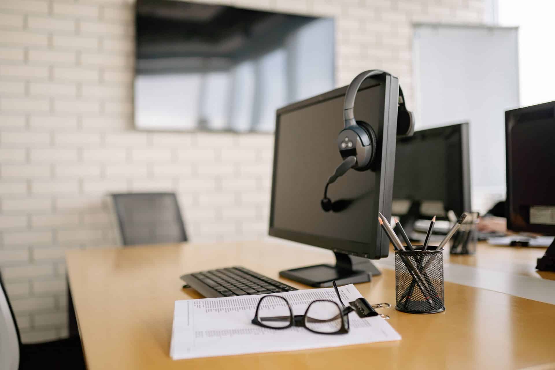 Bureau professionnel équipé d'un casque pour la téléphonie IP, offrant support informatique et connectivité fibre aux TPE et PME