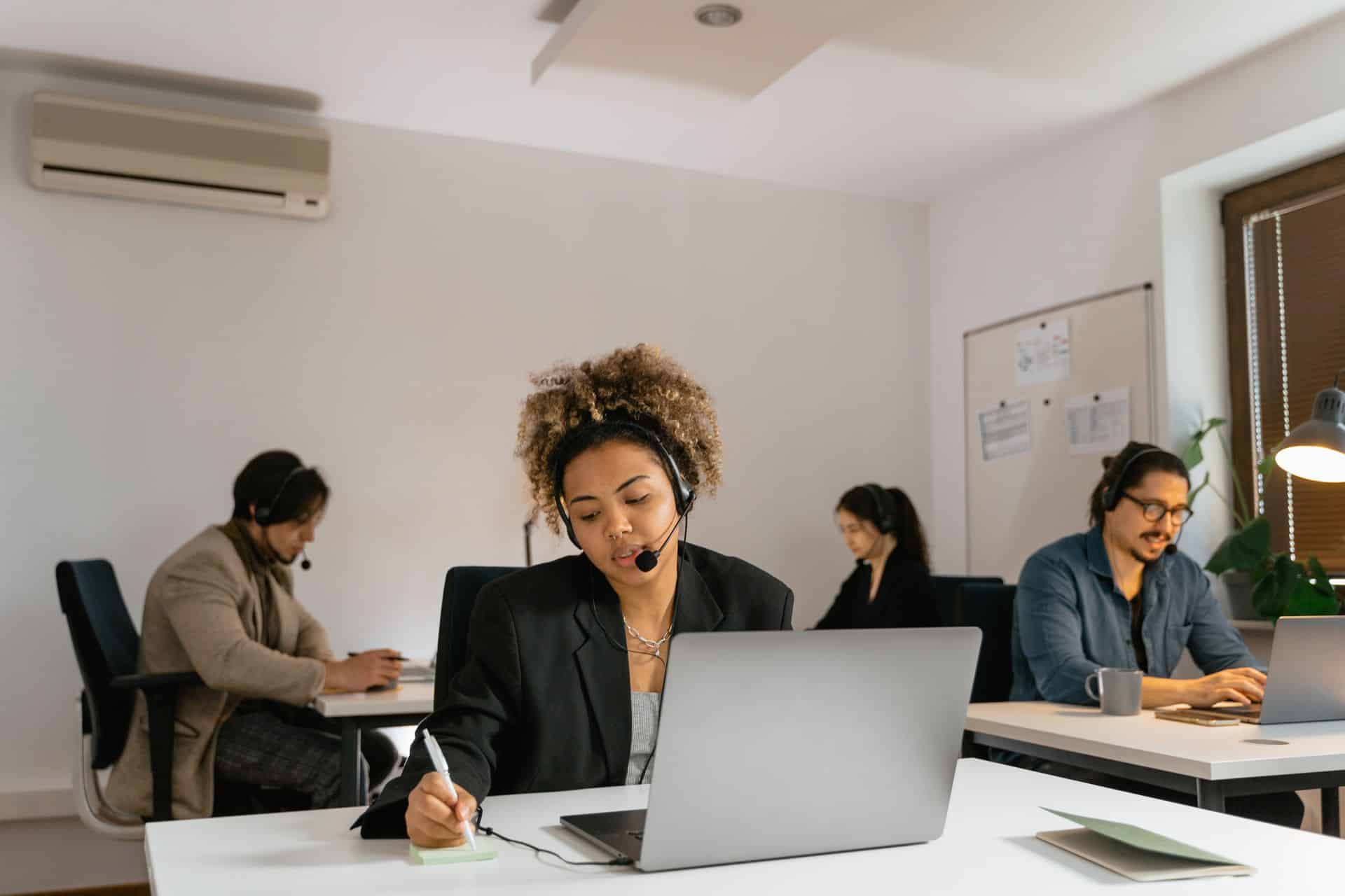 Professionnel utilisant son smartphone avec forfait mobile pro