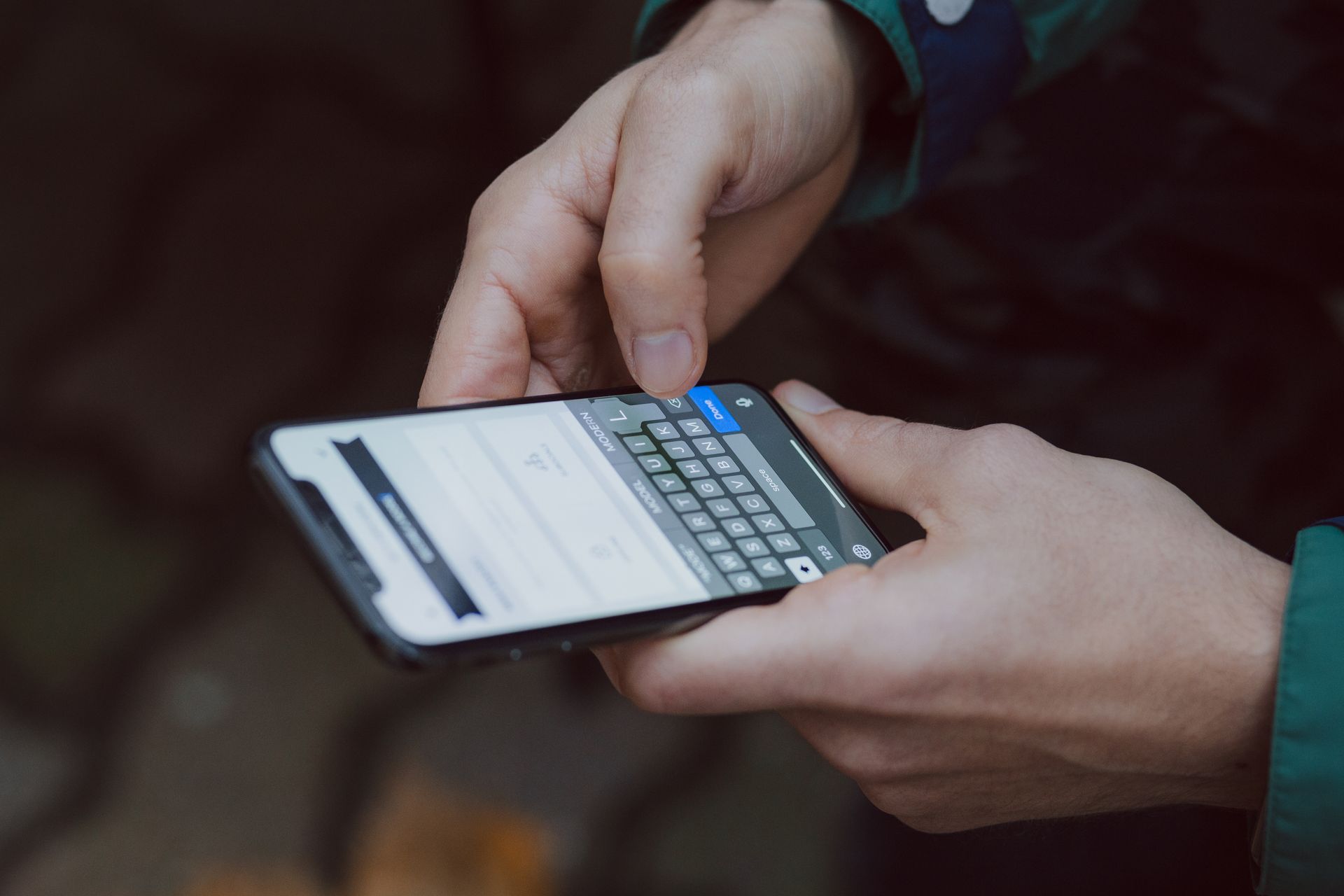 Professionnelle utilisant son téléphone pendant un déplacement