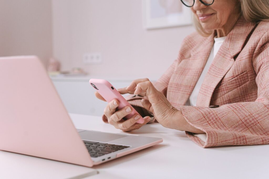 Professionnelle utilisant un smartphone