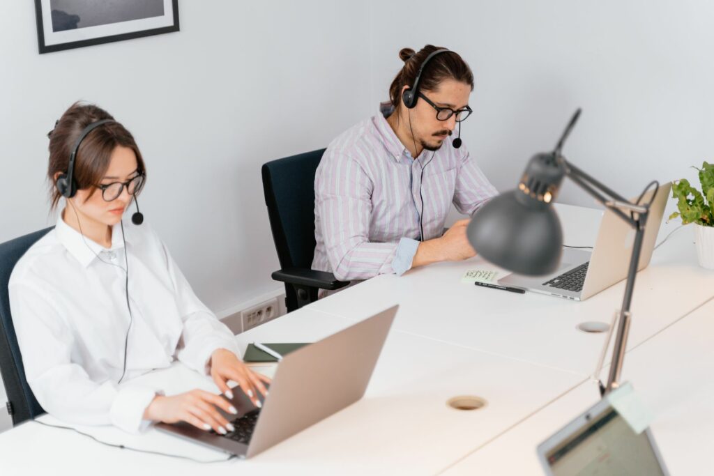 Collaboratrice utilisant un casque