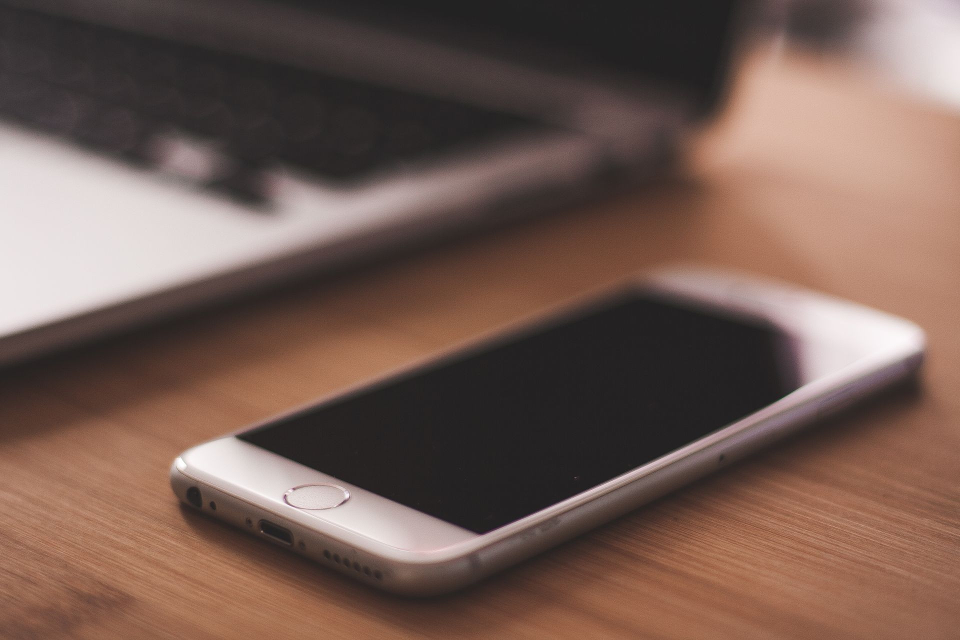Smartphone professionnel sur bureau, symbole de la téléphonie IP et des forfaits mobiles adaptés aux TPE et PME