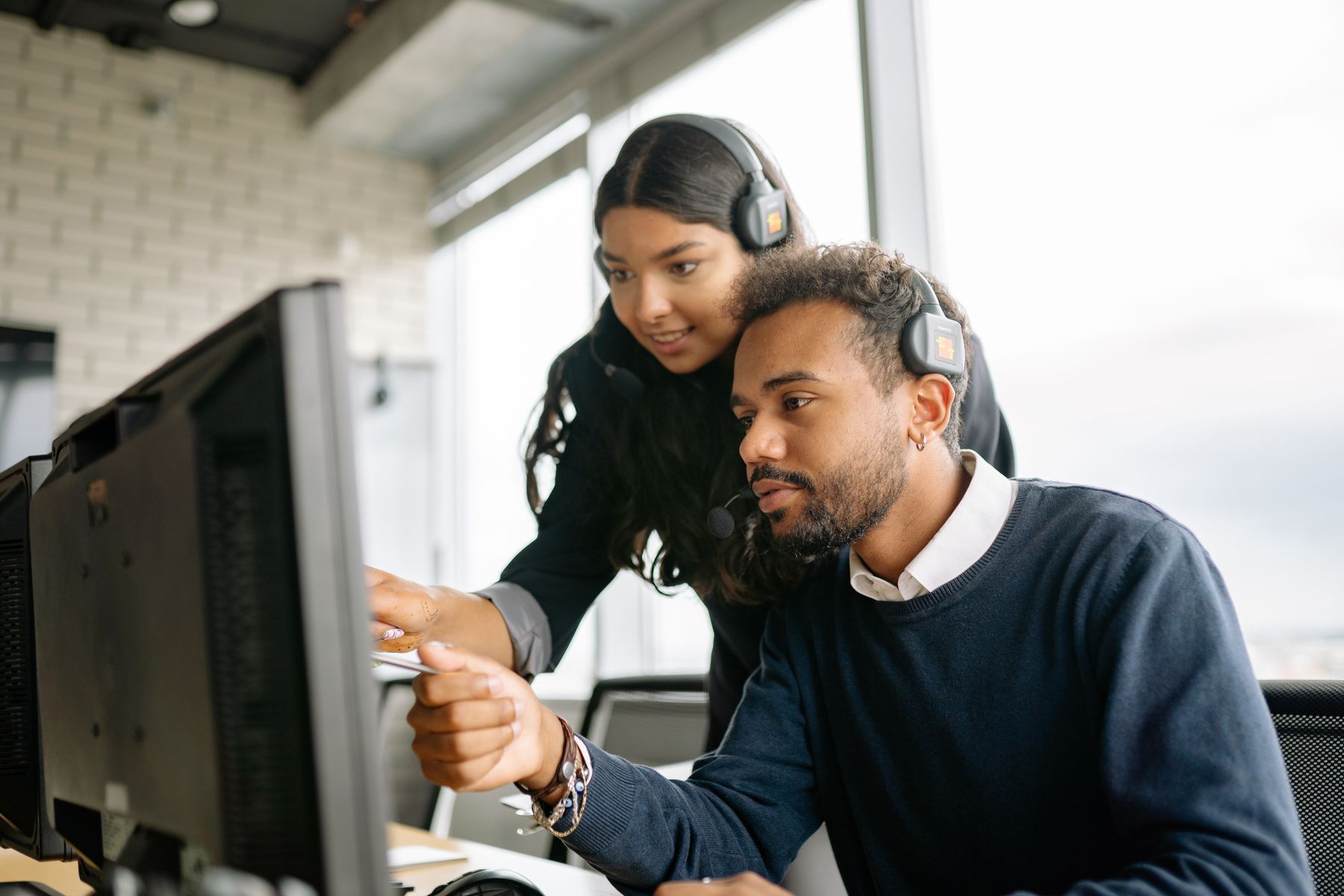 Collègues du support informatique devant un écran