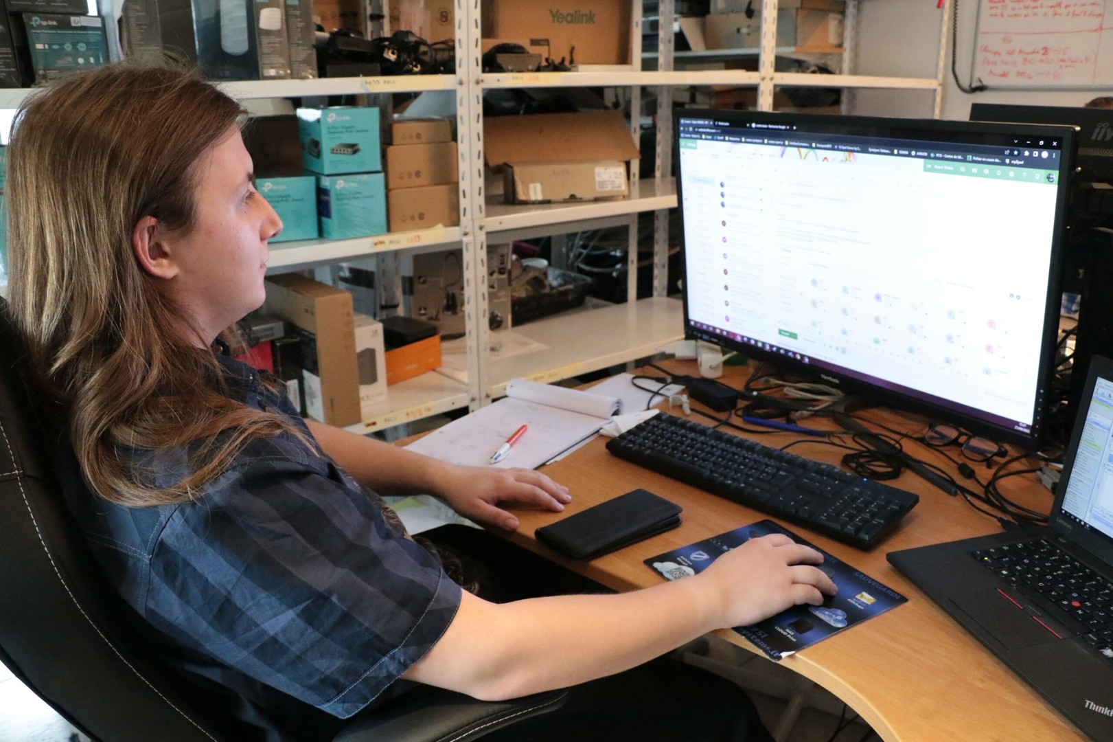 Une collaboratrice assure le support informatique et la téléphonie IP pour les TPE et PME