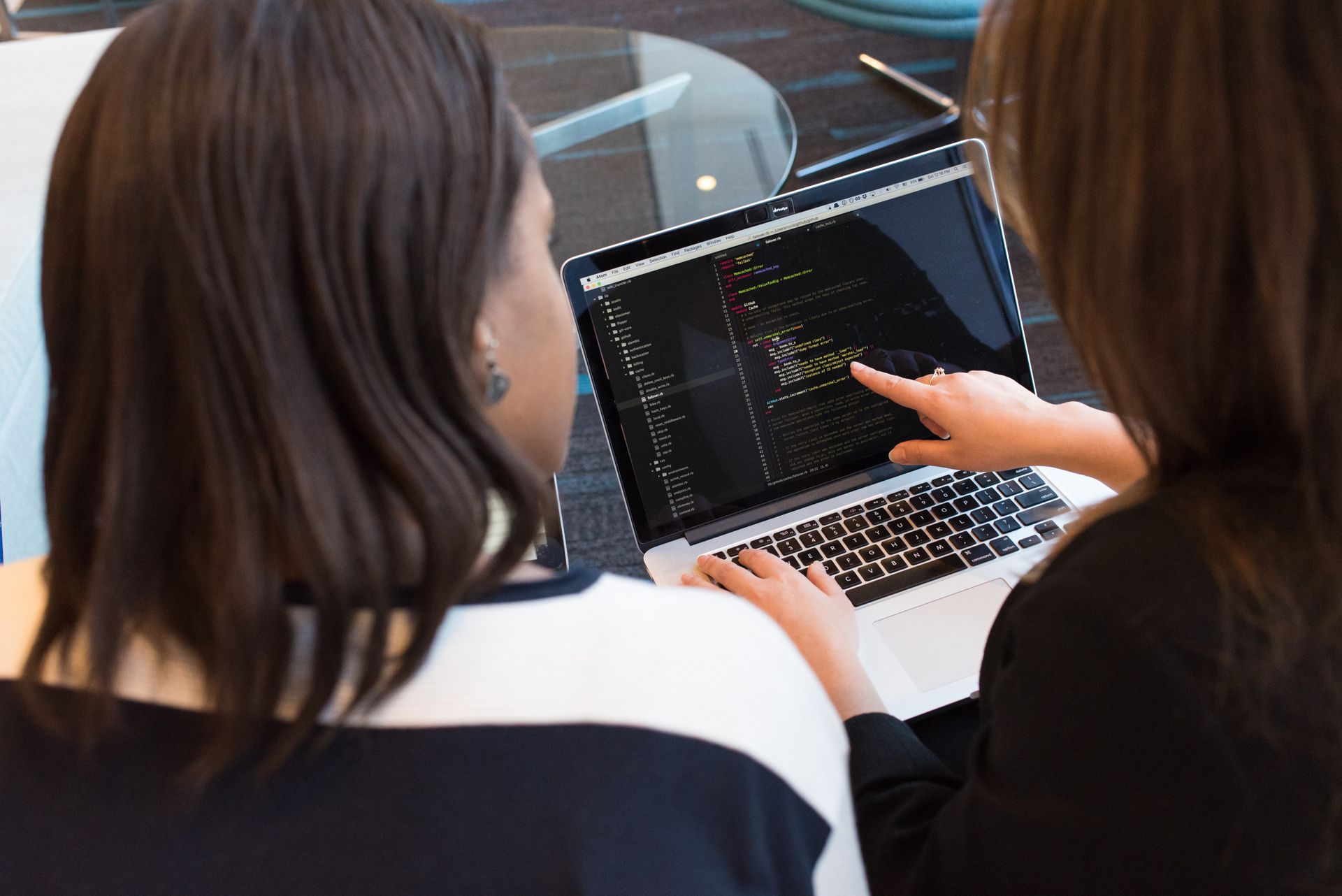 Support informatique et cybersécurité pour TPE et PME, avec un développeur consultant sur un ordinateur portable